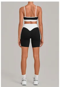 Detailansicht der Damen Yoga Set mit Kontrastfarbe und Doppelträger Sport-BH.