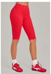 Detailaufnahme roter Damen High-Waist Kompressions-Yogashorts für Fitness und Laufen.