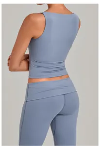 Detailansicht des doppelt genähten, schnelltrocknenden Yoga-Tops mit schönem Rückendesign.