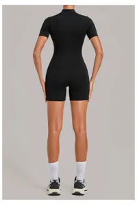 Vista trasera de mono corto de yoga de manga corta para mujer para fitness negro.