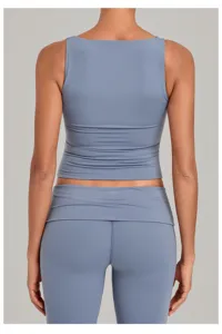 Detailrückansicht von Yoga Tanktop und Fitness Hosen Set, atmungsaktive schnelltrocknende Kleidung.