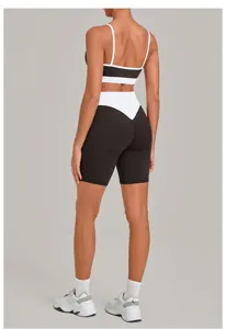 Rückansicht eines schwarz-weißen Yoga-Sets mit Doppelträgern und einer High-Waist-Shorts.
