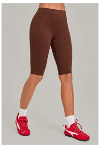 Braune geraute High-Waist Yoga Shorts für Damen, Fitness Radlerhosen mit Bauchweg-Effekt.
