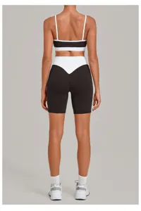 Damen Sportbekleidung Yoga Set mit kontrastfarbenem Sport-BH und High-Waist Shorts.