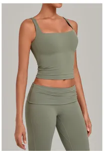 Olivgrünes Yoga-Tanktop mit quadratischem Ausschnitt, atmungsaktiv und schnelltrocknend.