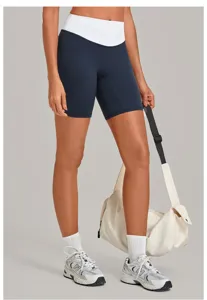 Detailansicht von Damen Fitness-Shorts mit Kontrastbund, hochgeschnittenes Activewear.