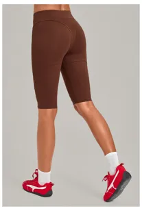 Detailansicht brauner Push-up Yoga-Shorts mit angerauter Textur und Konturnähten.