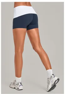 Gedetailleerd shot van sportieve dames yoga korte broek met stijlvolle omslagtaille.