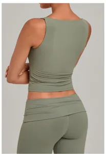 Olivgrünes ärmelloses Yoga Crop Top, doppellagiges Sportshirt für Fitness, Laufen und Training.
