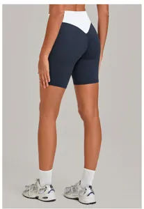 Detailansicht von sportlichen Damen Biker-Shorts im Kontrastdesign mit hohem V-Bund.