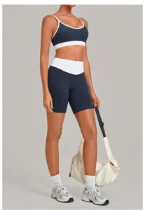 Detailaufnahme des Damen Colorblock Yoga Sets mit Doppelträger-Sport-BH und Biker-Shorts.
