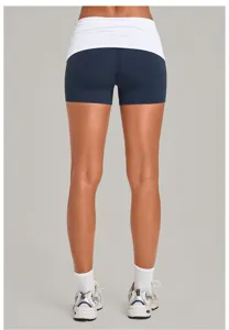 Gedetailleerd achteraanzicht van contrasterende omslagtaille sportshorts voor yoga fitness.