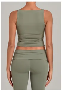 Grünes zweilagiges Yoga-Tanktop im Rückenbereich, schnelltrocknendes Fitness-Oberteil.