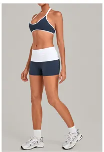 Detailansicht des sportlichen Zweiteilers für Damen mit Neckholder-Crop-Top und Kontrast-Shorts.