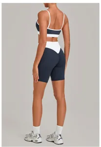 Rückansicht des farbblockierten Yoga-Sets mit doppelten Trägern und passenden Shorts.