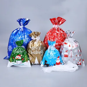 Weihnachtsgeschenkstaschen mit Kordelzug, festliche Geschenkverpackung in bunten Mustern.