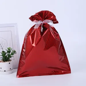 Rote holografische Weihnachtsgeschenktasche mit weißem Band, ideal für festliche Verpackung.