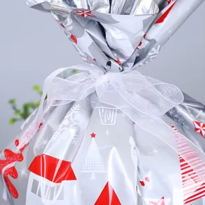 Nahaufnahme Detail der silbernen metallischen Weihnachtsgeschenktüte mit weißem Schleifenband.