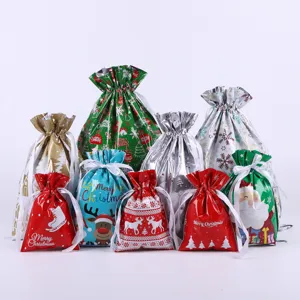Set von festlichen Weihnachtsgeschenktüten, Folienkordelbeutel für Feiertagsverpackung.