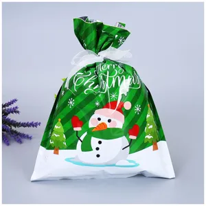 Weihnachtstüten Detailansicht mit niedlichem Schneemannmuster, grünen Streifen und Schleife.