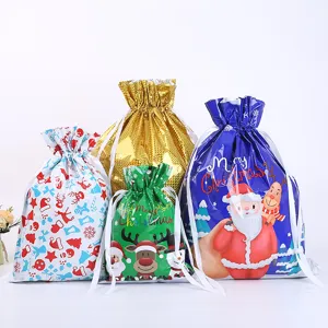 Weihnachtsgeschenktüten mit Kordelzug, festliche Verpackung für Geschenke und Dekoration.