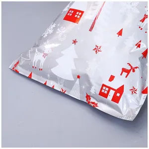 Weihnachtsgeschenktüte Detailansicht, festliche rot-weiße Versandtasche für Feiertage.