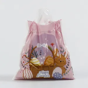 Ostergeschenktüte Detail, rosa Kunststoff Henkeltasche mit süßem Hasen und bunten Eiern.