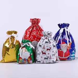 Detailansicht verschiedener Weihnachtsgeschenktüten aus Folienmaterial für festliche Deko.