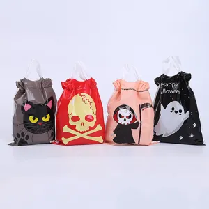 Detailansicht von Halloween Geschenktüten mit niedlichen Geister Totenkopf und Katzenmotiven.