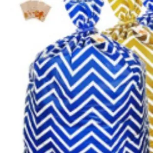 Große PE Weihnachts-Geschenktüten mit blau-goldem Zickzack-Muster und Band für Feiertagsverpackung.