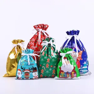 Bunte Weihnachts-Alufolien-Kordelzug-Geschenktüten Set mit Weihnachtsmann und Rentier Motiv.