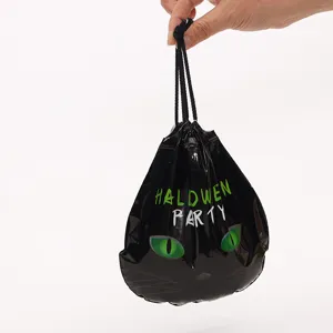 Schwarze Halloween Kordelzug Bonbontüte mit Katzenaugen Design für Partygeschenke.
