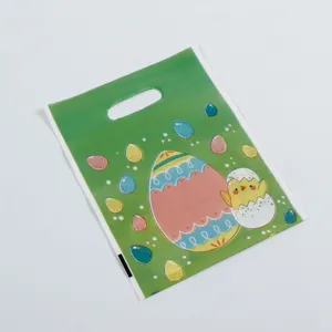 Oster Plastik Geschenktüte mit süßem Küken und bunten Ostereiern für Feiertag Party.