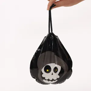 Halloween Totenkopf schwarze Plastik Kordelzug Bonbontüte Nahaufnahme Detail für Geschenke.