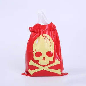 Halloween Totenkopf Plastiktüte Detail, rote Süßigkeitentasche mit weißen Henkeln spooky.