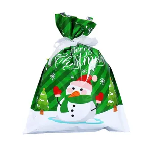 Weihnachtsgeschenkbeutel mit niedlichem Schneemann-Muster, grünem Schneeflocken-Design und Schleife.