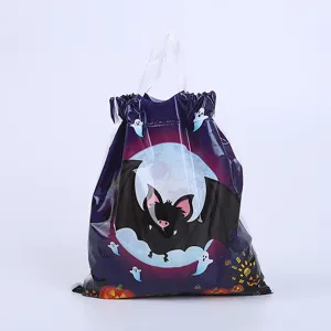 Detailansicht der Halloween Geschenktüte mit niedlichem Fledermaus und Kürbis Motiv und Kordel.