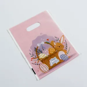 Ostergeschenktüte Detailansicht mit süßem Hase und bunten Eiern auf rosa Plastikverpackung.