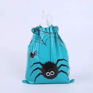 Türkisfarbene Halloween Geschenktüte mit Spinnenmuster und weissen Griffen für Partys.