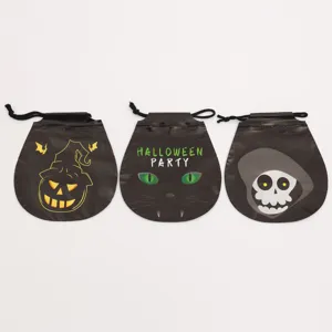 Halloween schwarze Kordelzug Bonbontüten mit Kürbis, Katze und Totenkopf Motiven bedruckt.