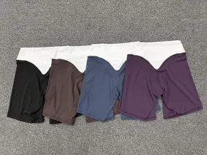 Detailansicht von Damen Fitness-Shorts mit kontrastierendem hohen Bund und elastischem Stoff.