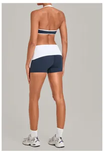 Detailansicht der Rückseite des Halter Sport-BH und kontrastierenden Yoga Shorts Sets.
