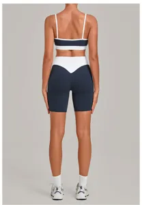 Detaillierte Ansicht des Rückendesigns von kontrastierenden Yoga Shorts und dem passenden Sport-BH.