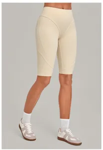 Detailansicht der hochgeschnittenen, beigen Yoga-Shorts, nahtlose Sportbekleidung.
