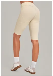 Detailansicht der hochtaillierten, angerauten Yoga-Shorts in Beige mit po-formender Passform.