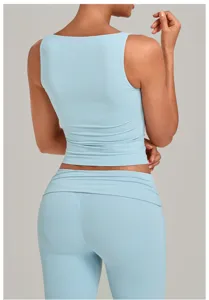 Rückseitenansicht Detail des hellblauen ärmellosen Yoga-Tanks, doppelt genähte Sportkleidung.