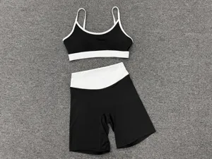Schwarz-weiße Kontrast-Yoga-Set mit dünnem Doppelträger-Sport-BH und passenden Shorts.