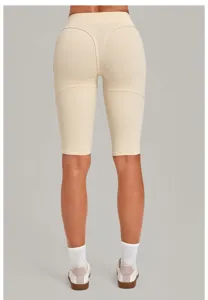 Nahaufnahme Ansicht beige hochwaehnte Formgebung Yoga Shorts, nahtlose Fitness Sporthose.