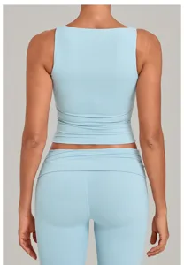 Detailansicht des hellblauen Yoga-Trägershirts, Rückendesign und passende Leggings.