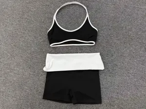Schwarz-weißes Yoga-Set Detail mit kontrastierender Neckholder-Top und Bundshorts.